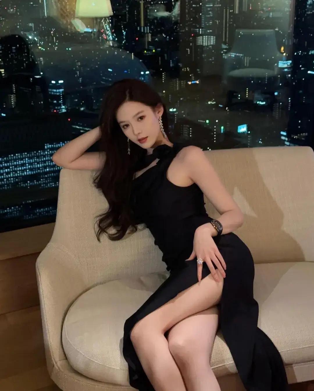 都市夜景下的优雅黑裙女子，尽显时尚魅力