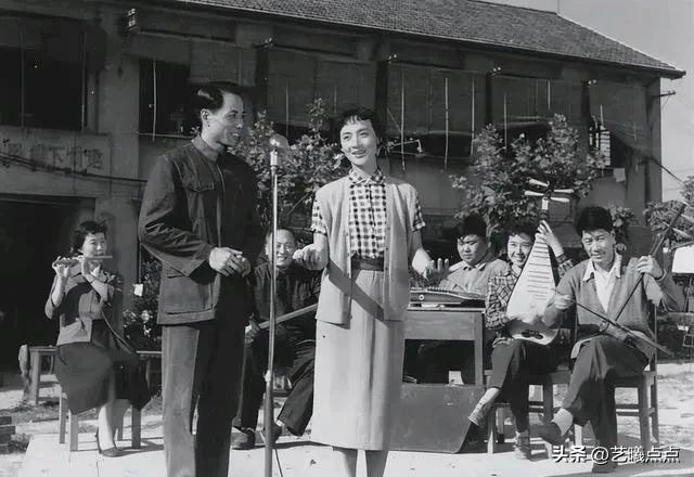 这照片拍摄于上世纪五十年代，在广场上为群众表演的2位演员，影迷应该认出来了，他俩