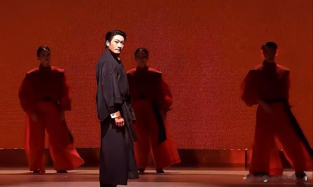 舞者谢幕三秒“撕皮”变装，为何此举被赞“挺起脊梁”？
近日，舞剧《大染坊》在北京