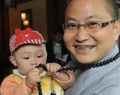 汶川地震时，四川罗汉寺素全法师打破戒律，不顾众僧反对让寺庙做起了临时产房，而在寺