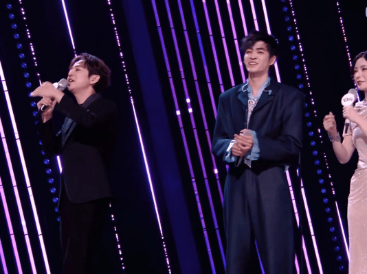 何老师长在华晨宇笑点上有梗还得是何老师，其他评审说你们唱歌时在我眼前拉一个帘，让