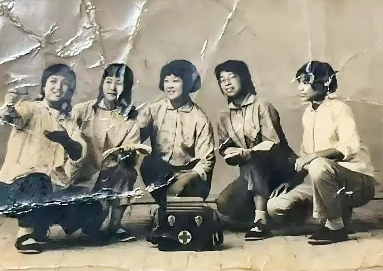 知识青年在排戏