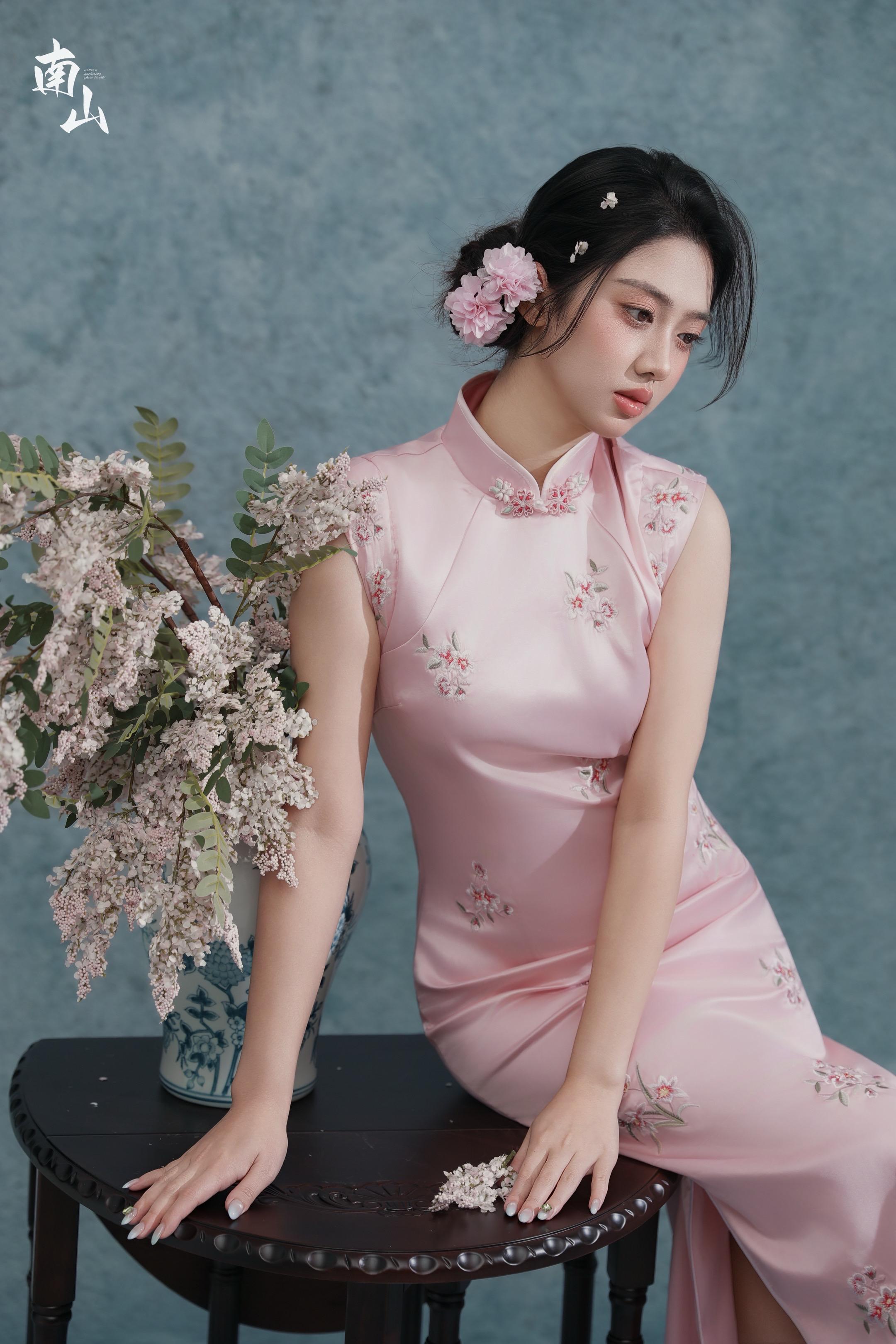 粉黛染春色，山茶卧东风。