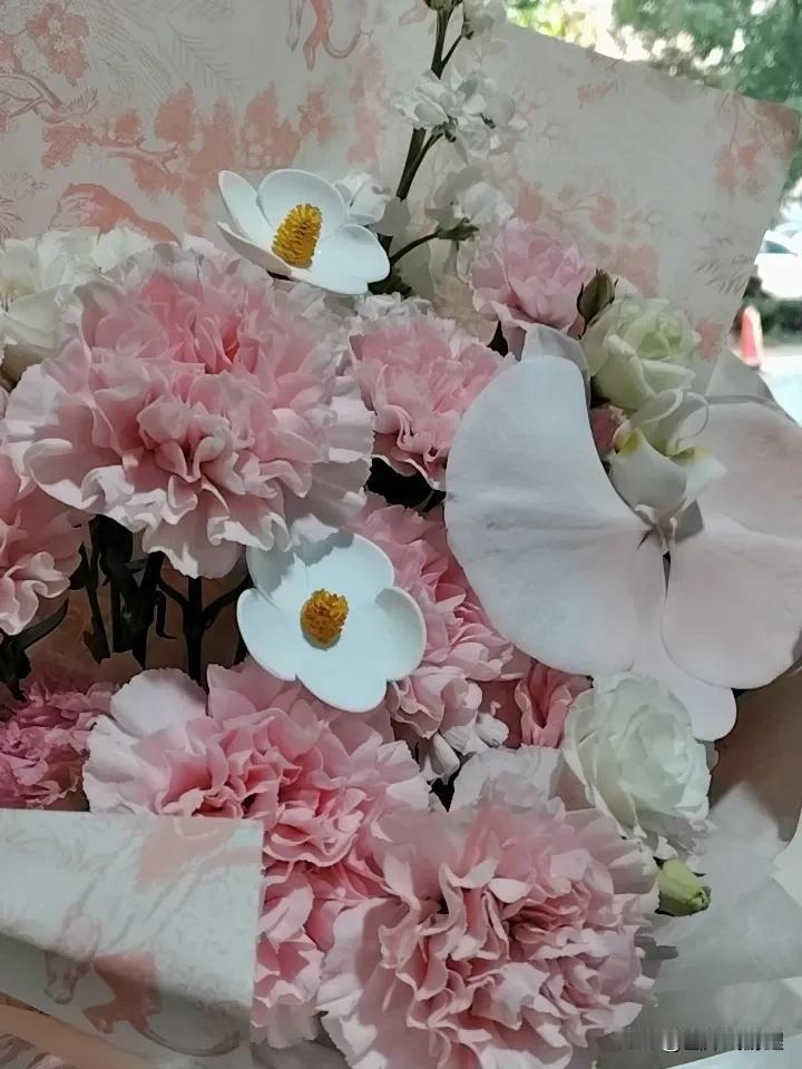 今天母亲节收到了儿子的鲜花我非常高兴。虽然心里觉的鲜花有点小贵，但也不能说，因为