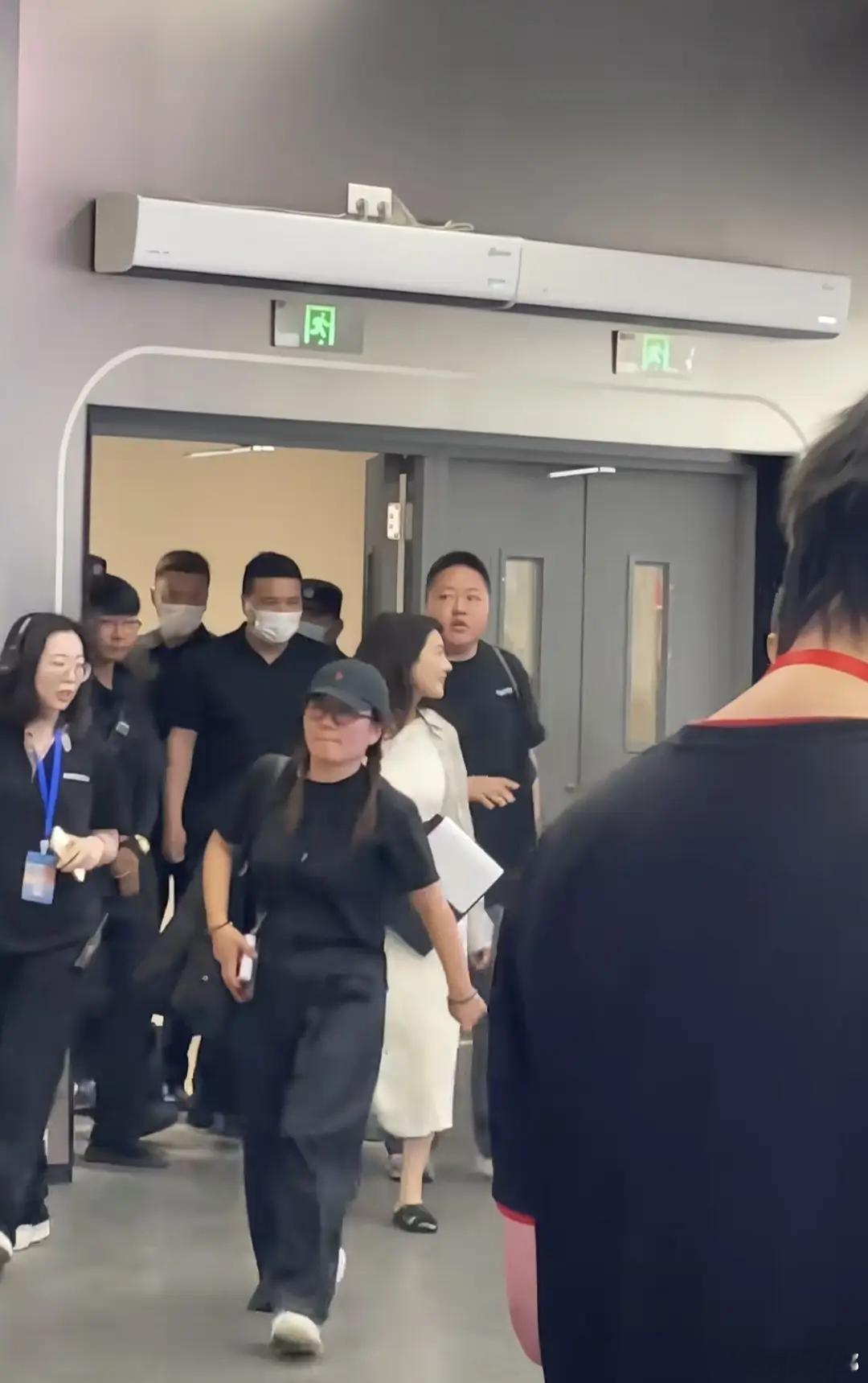 高圆圆商场参加线下活动，香气飘飘走来太美！ 