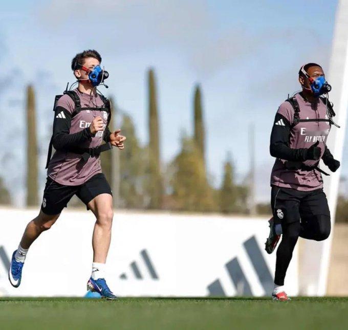 在球队与平图斯一起进行的口罩体能测试中，阿拉巴和居莱尔是皇家马德里中体能状态最好