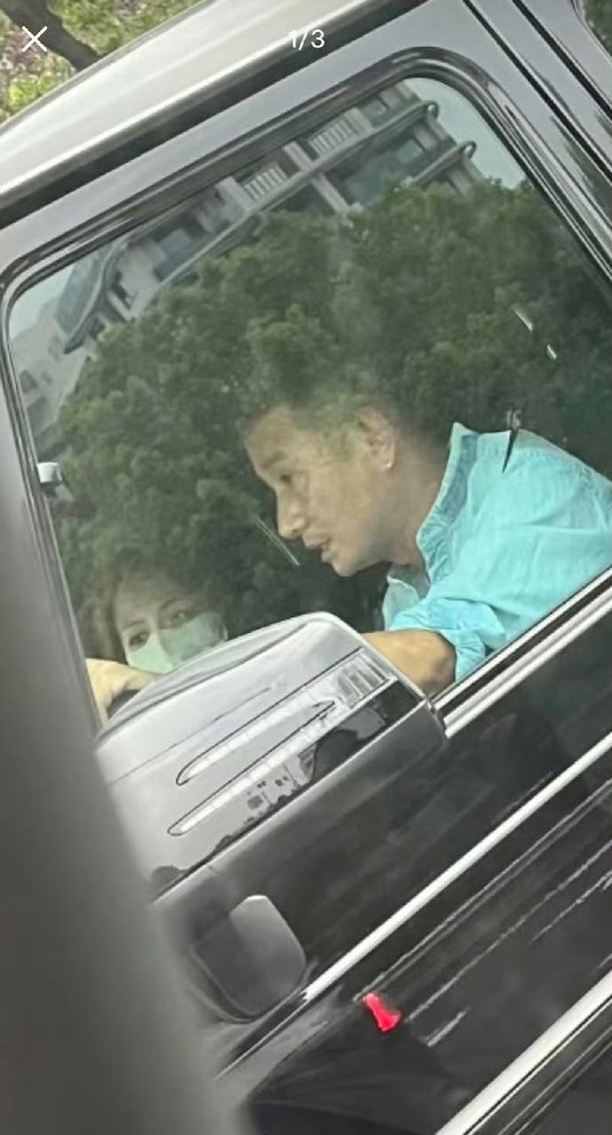 文章开着百万豪车大G，
疑似和姚笛复合。
有网友在上海偶遇文章，只见他精神焕发，