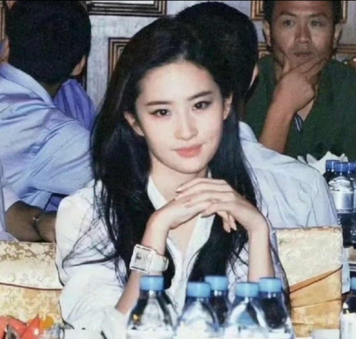 刘亦菲 我没有遗传到位姐太谦虚了你要是全 遗 传 到 位 了就真是天仙了让俺们 