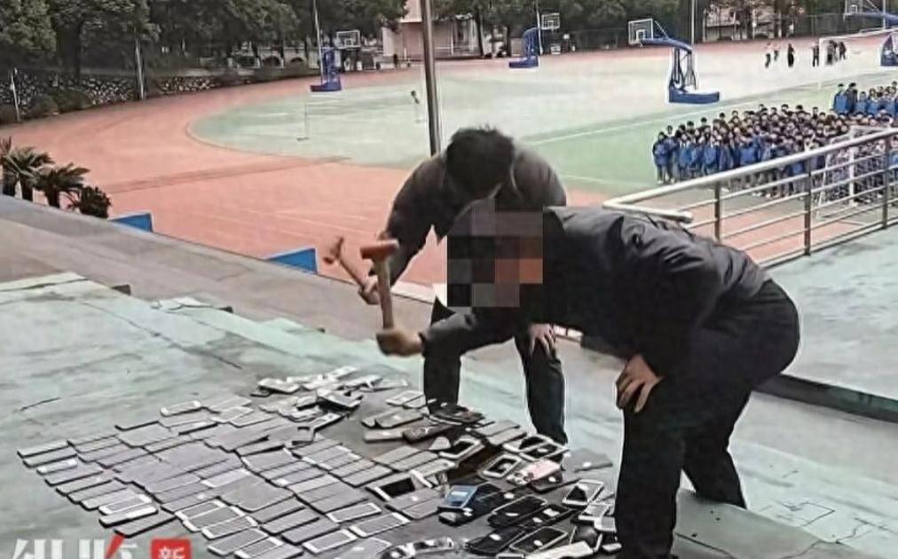 拿着铁锤当众砸碎上百台手机，学校一句“多年无人认领”，却被大批在校生、往届毕业生