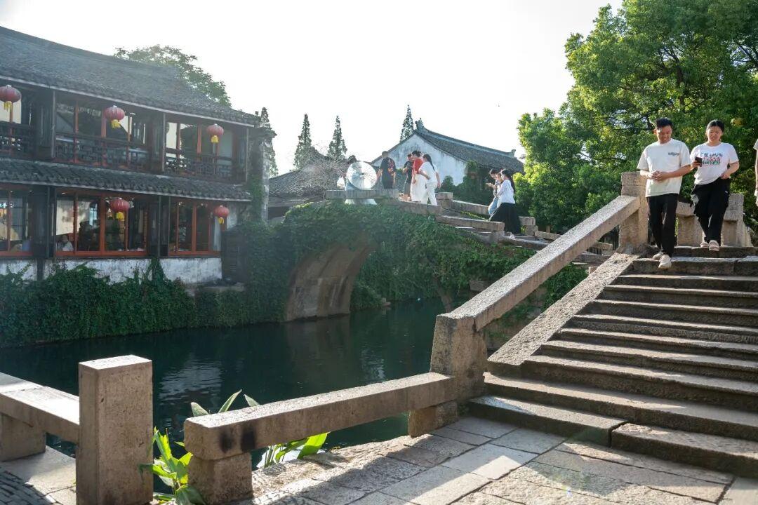 跟着宋威龙赵今麦，解锁昆山周庄的隐藏玩法！
 
最近追《骄阳似我》的宝子们，有没