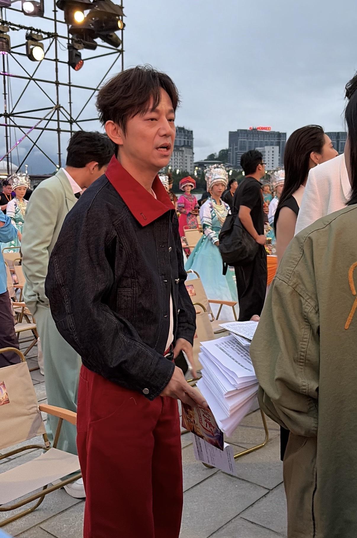 芒果共创生态大会偶遇何炅和汪涵，原相机下的两个人肉眼可见的老了，何炅还是一如既往