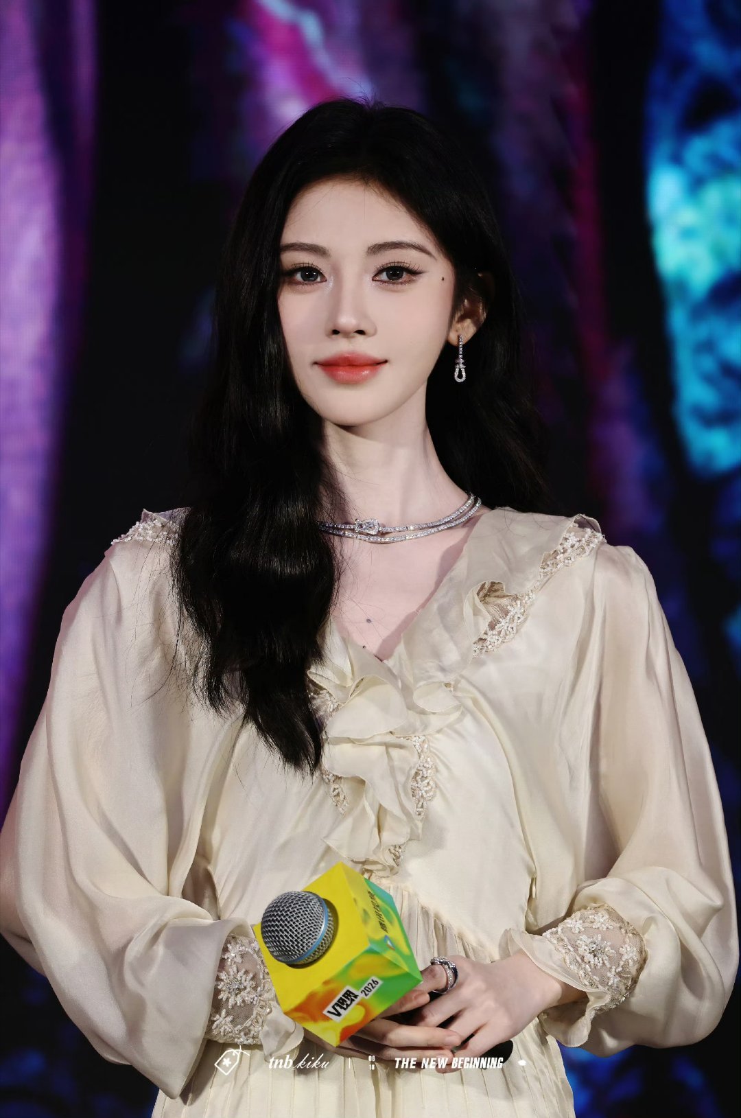 鞠婧祎现身腾讯视频V视界大会活动[憧憬] ​​​
