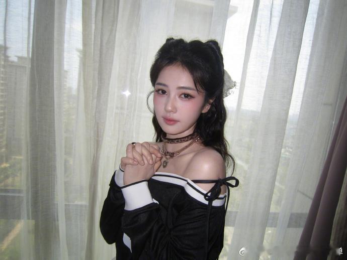 白鹿今天是修猫白鹿猫系女友既视感简单出镜也能撑起氛围，白鹿猫系女友感，颜值状态全