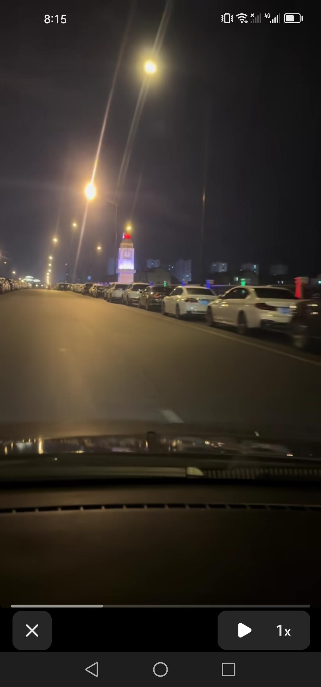 吉林市新城大桥上停满了私家车，为即将到来的汛期提前做好准备，这无疑是个明智之举。