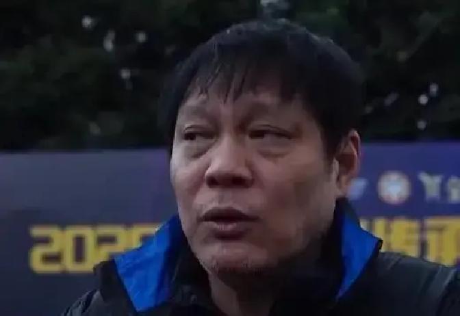 他随手扔出20万，却说这不是钱的事。
 
上海老甲A队差点因为路费凑不齐而散伙。