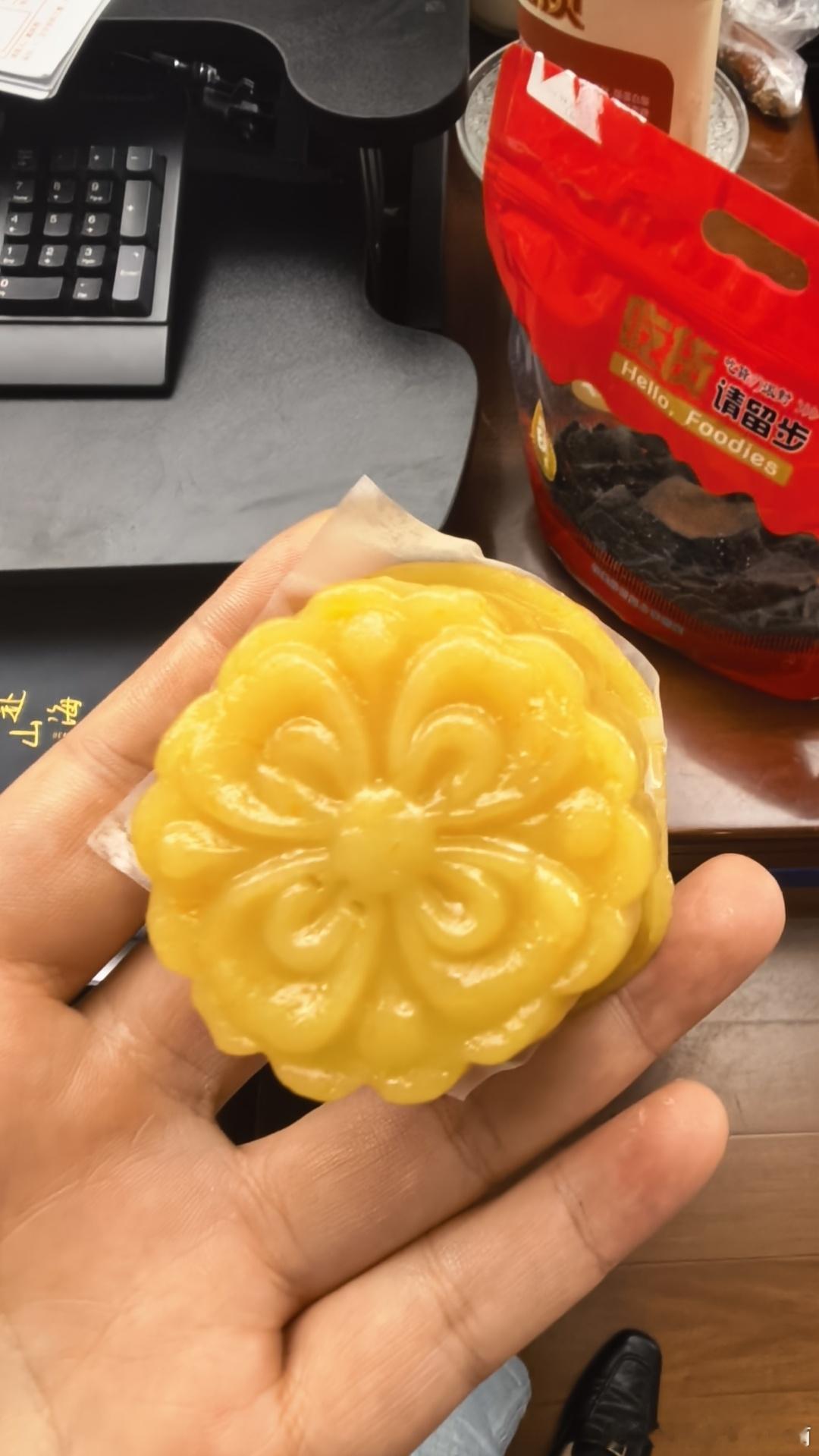 今天试做南瓜糕，金黄软糯，香甜不腻，一口咬下仿佛秋天在舌尖跳舞～🎃🍰  简单