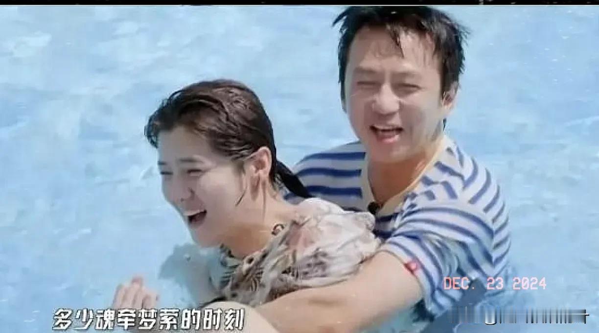 你们是不是和我一样第一眼看到的是邓超的咸猪手[大笑]结果人家抱得是鹿晗，不过鹿晗