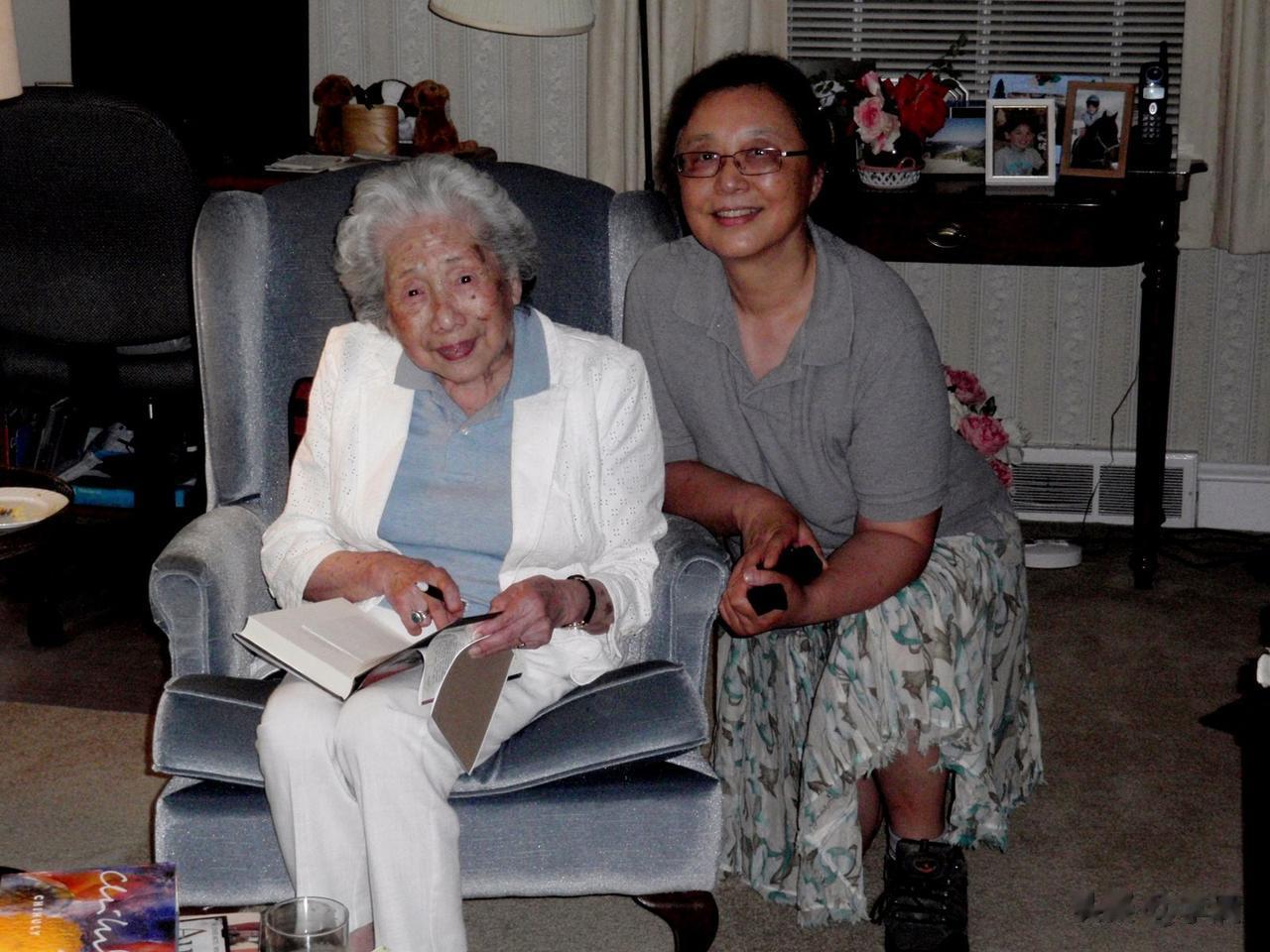 下图的百岁老人，是中国第一位女教授陈衡哲的长女任以都，她大小是个名人，可因为她长