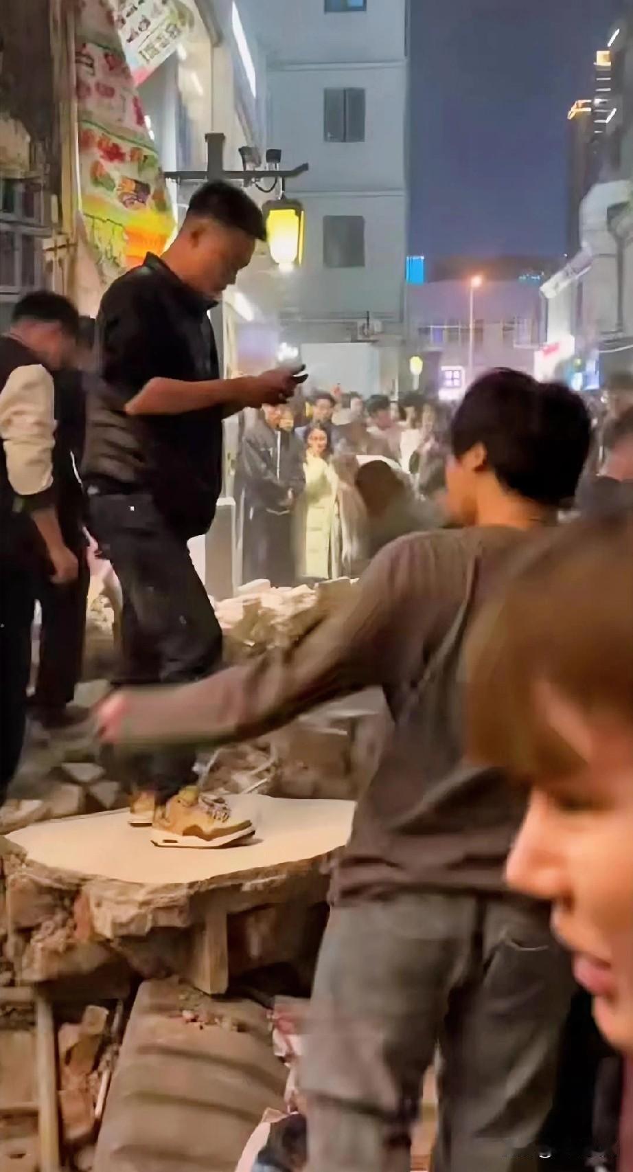 湖南长沙潮宗街发生事故，老房塌了。长沙好多危楼的感觉，这不是第一次了吧。倒的是一