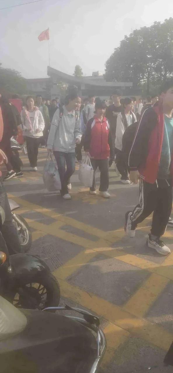 元旦放假了带定位晒今日生活
我的今日状态：😁轻松愉快
我这里的天气：☀️晴天