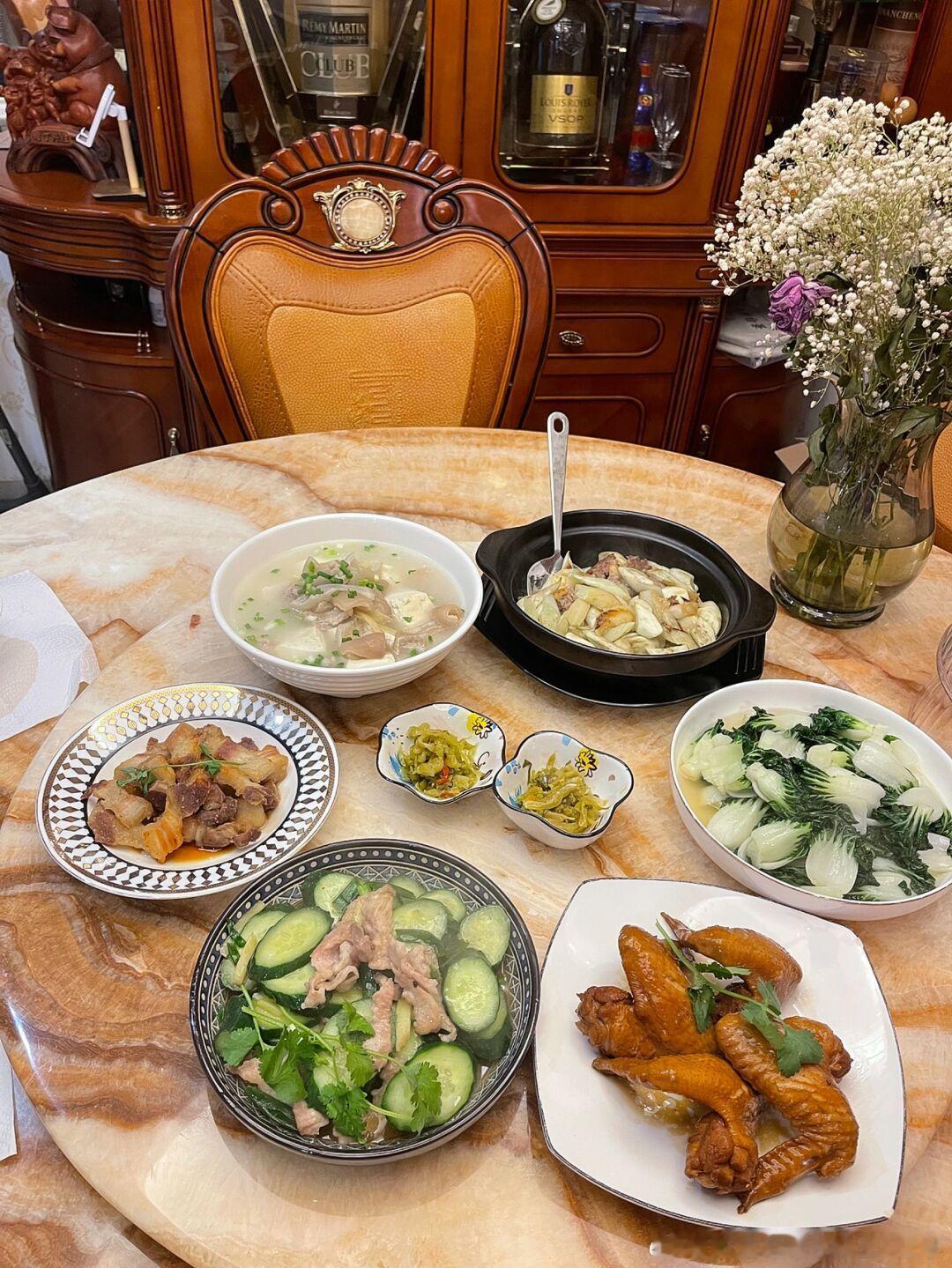 今天在家吃个饭再出发财金汇眼k线王-唐总