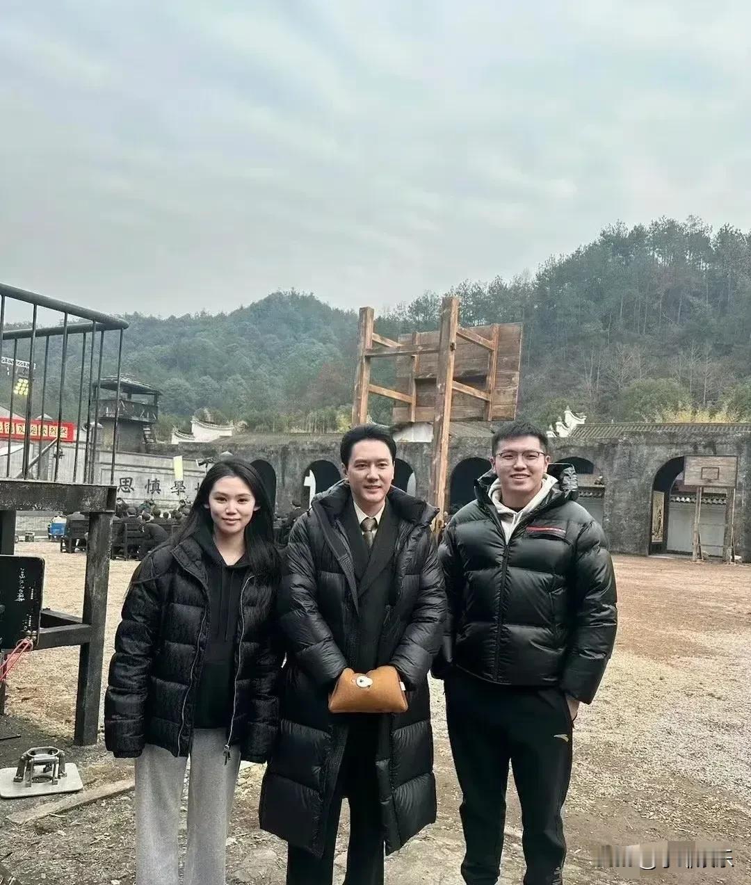冯绍峰确实帅啊！裹个大棉袄抱个热水袋，也是风度翩翩的公子，他恢复单身后越来越年轻