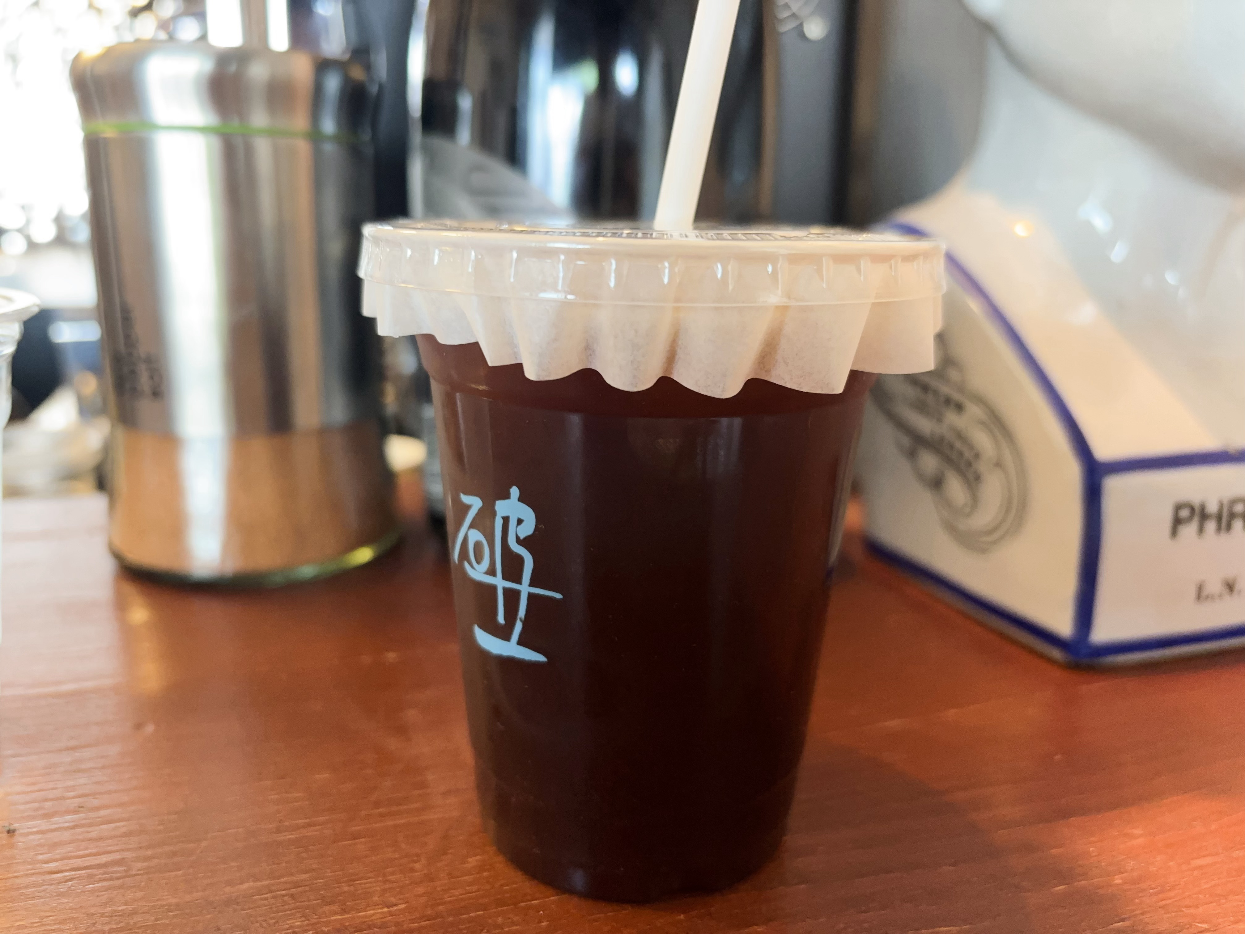 这个季节 这个时刻没什么比坐在咖啡店一杯冰美式更舒服的了 