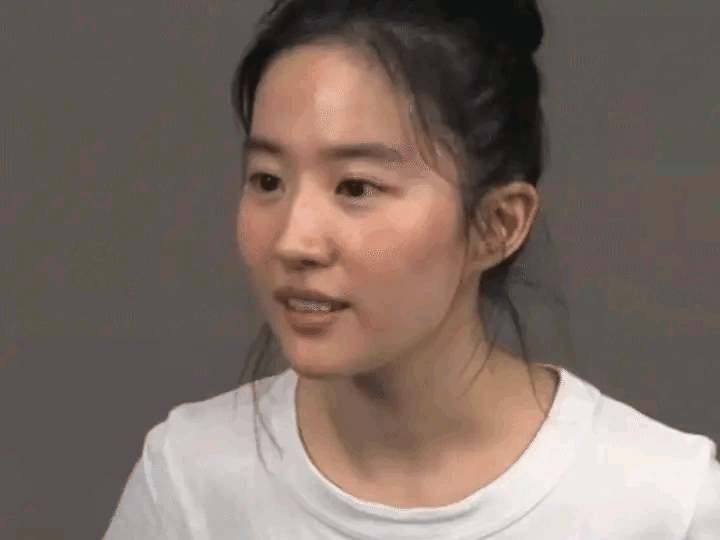 刘亦菲素颜跟化妆都没有什么差别。