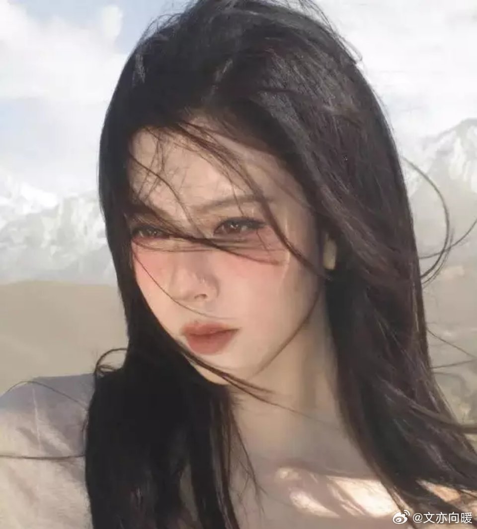 宋妍霏化“泥巴”妆，又纯又欲。 ​​​