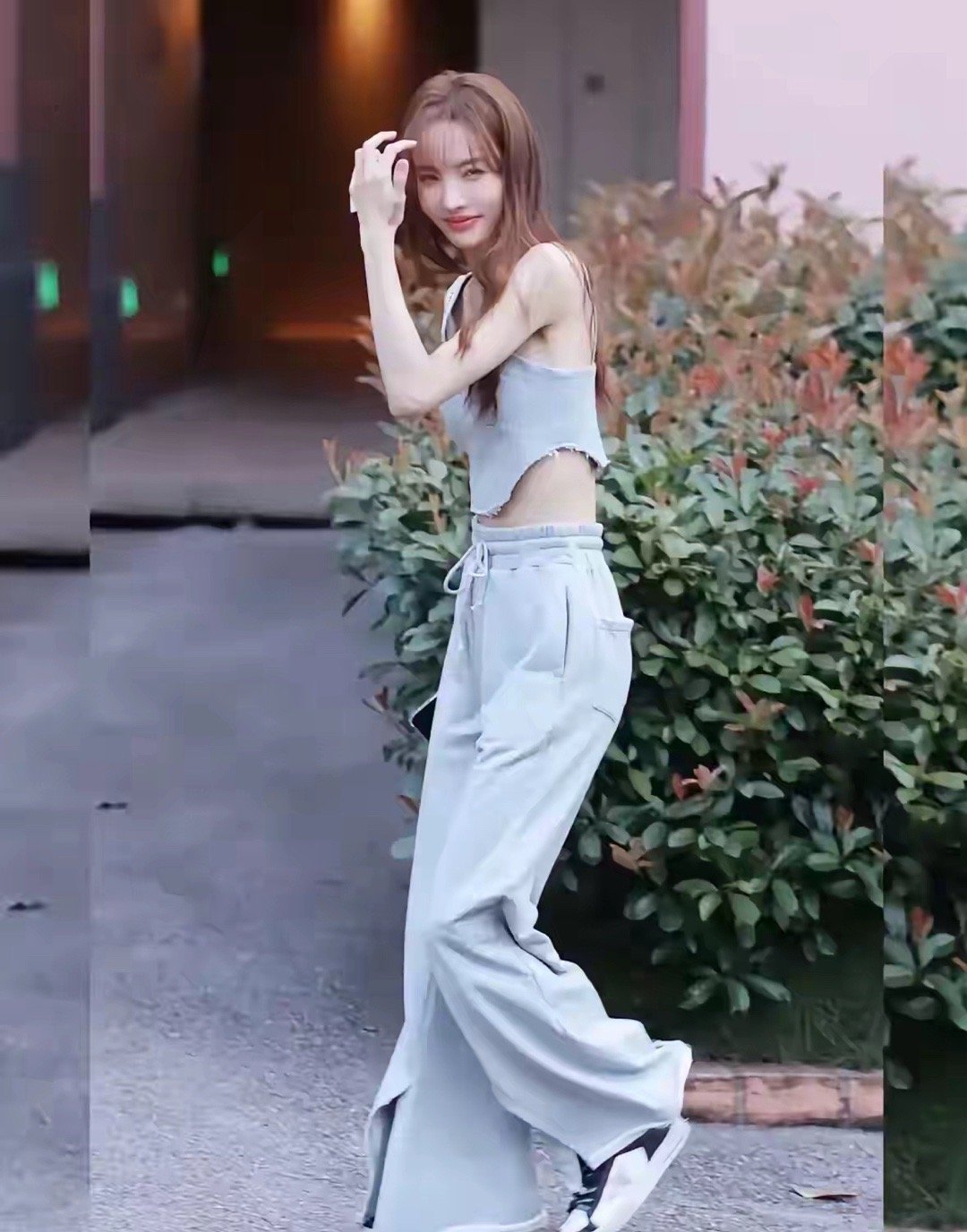 也只有金晨这种身材才敢穿这种衣服啊，舞蹈生的身材却果然是可遇不可求的，又瘦又白又