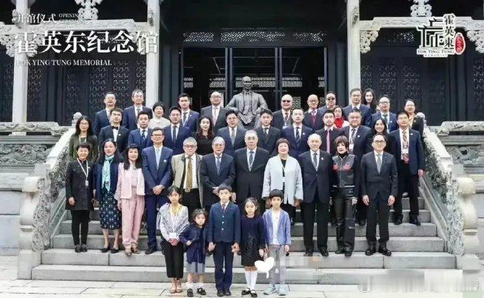 霍家全家福，郭晶晶完全是凭实力走到这个位置的，大嫂，当家主母的感觉，地位可见一斑