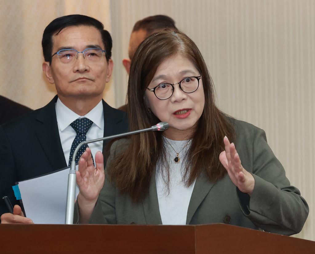 管碧玲喊“海巡在 主权就在” ，赵少康轰：海水退了，就知道谁没穿裤子
大陆船舰常