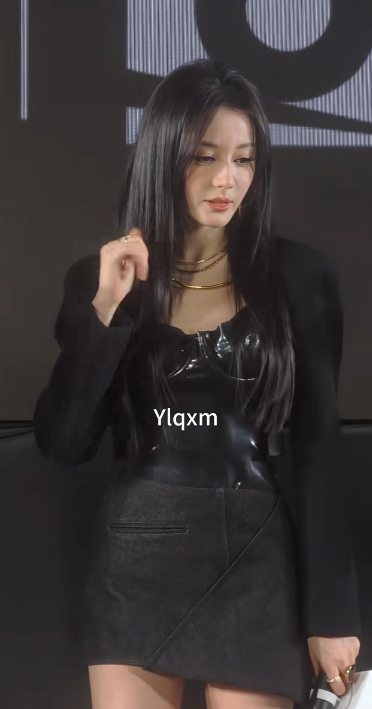 迪丽热巴近期状态显疲态，完全失去往日女神的风采，浓妆艳抹无法掩盖脸部浮肿、法令纹