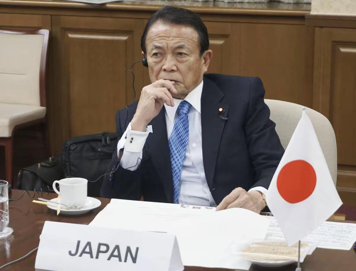 麻生太郎力推的《皇室典范》修正案通过了！

看看身为皇亲国戚的麻生太郎这个家族关