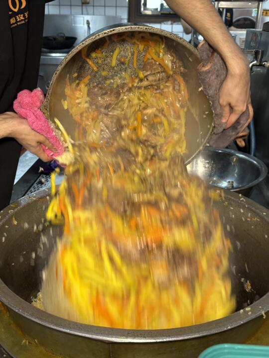 乌鲁木齐！第一锅出锅的抓饭就是香呀！！！