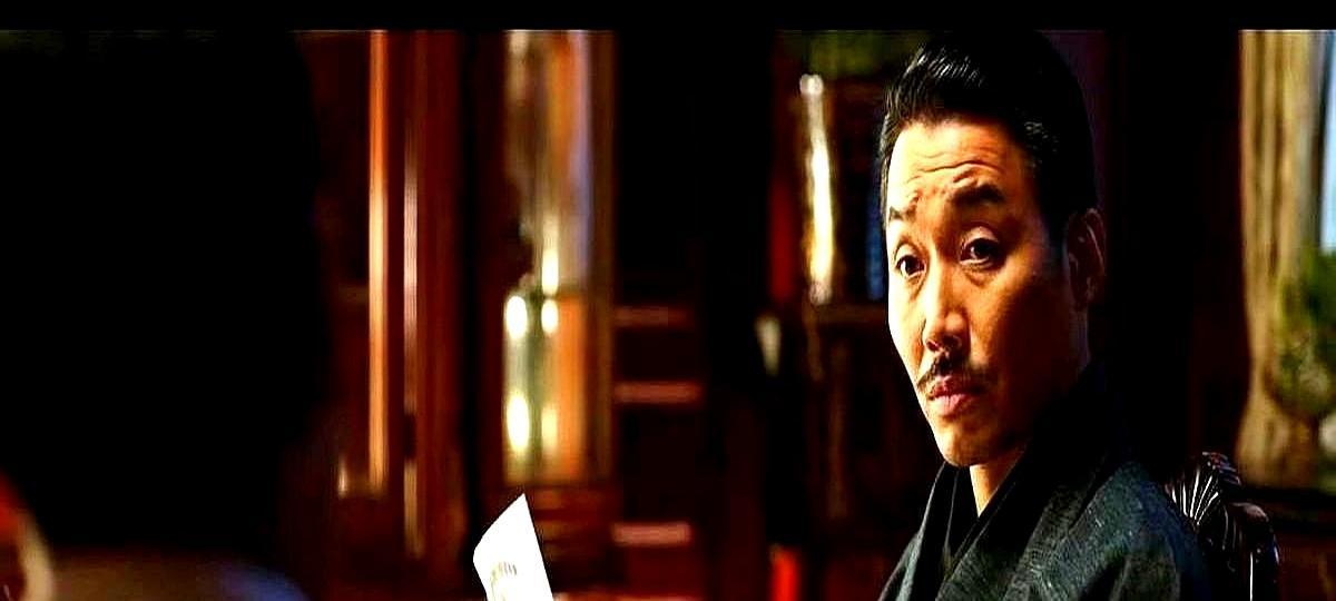 密码本掉海里，他还能翻盘？
 
1942年三灶岛，飞机残骸冒着黑烟。美军飞行员攥