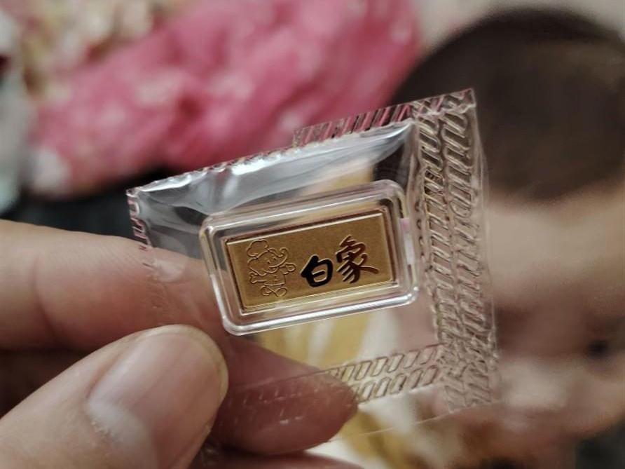 嚯，这运气真是绝了！谁能想到12块的泡面里能抽出真金白银？白象这波“黄金盲盒”直