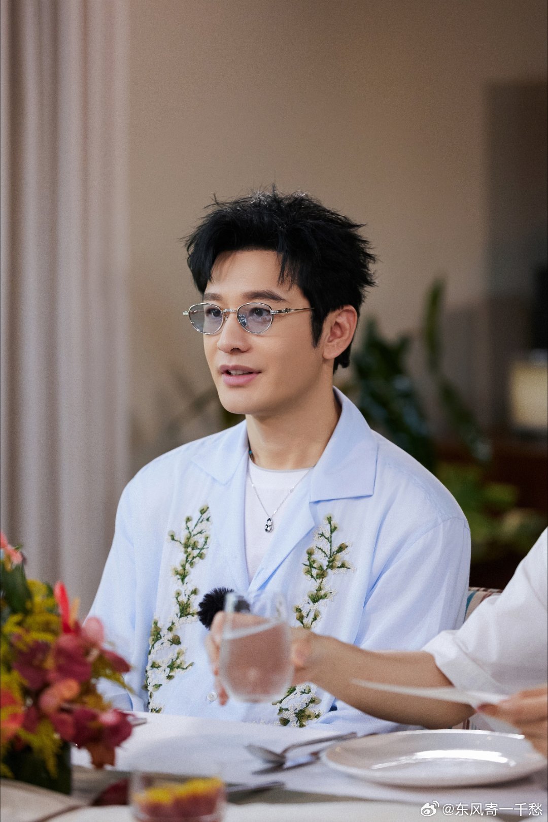 黄晓明嘴角上扬两个像素点 被夸侧脸像自己的时候，黄晓明那个嘴角上扬的弧度真的绝了
