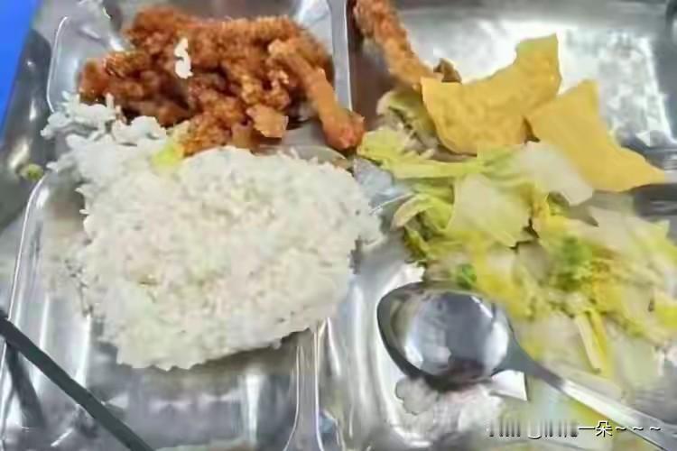 搜遍了全网，找了一下日本小学食堂的午餐，就是下面的图2和图3，也不知道准不准，菜