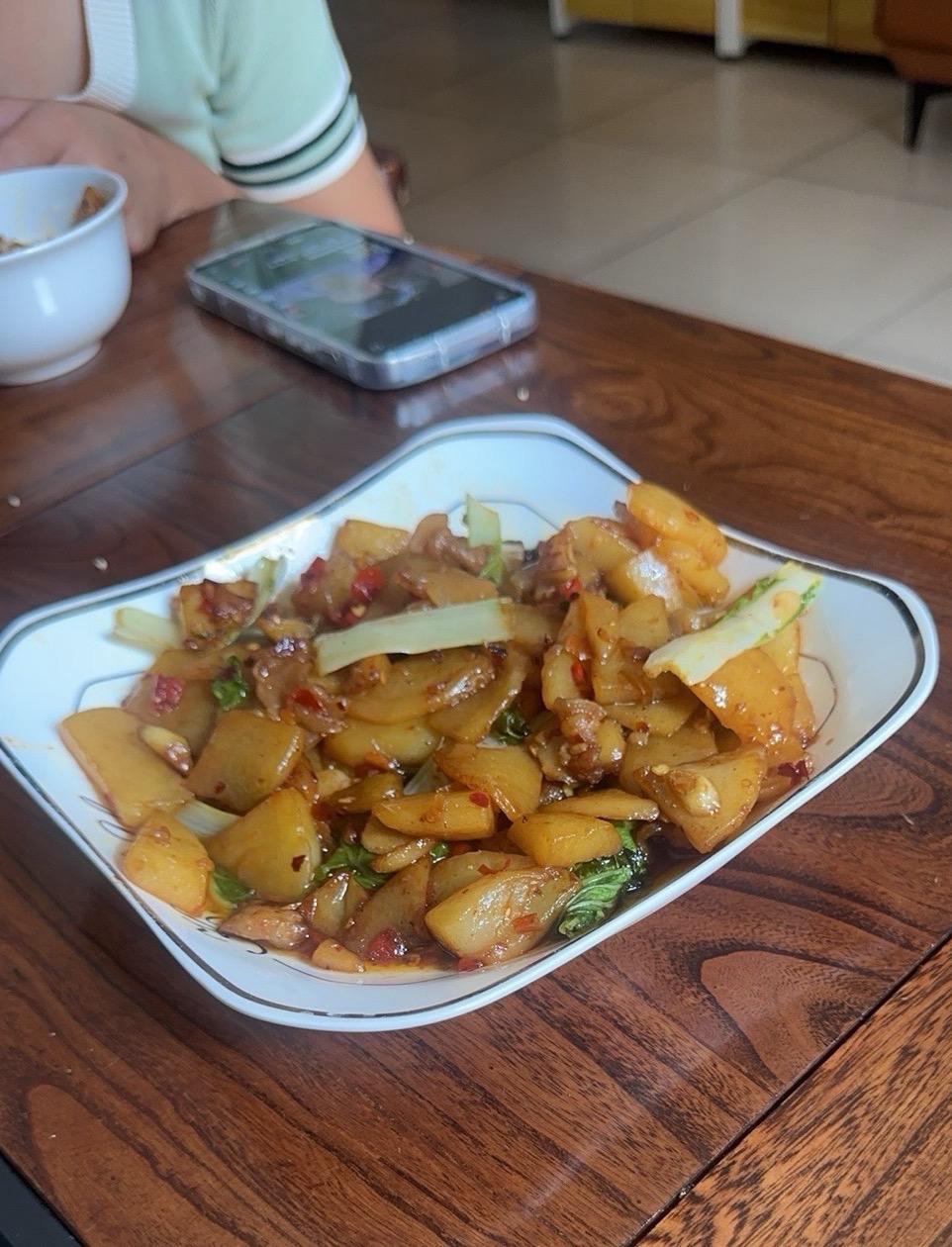 未来的女婿以后你们家田地一定要多，你未来老婆一次性干4碗饭，小碗干不过瘾直接上盘