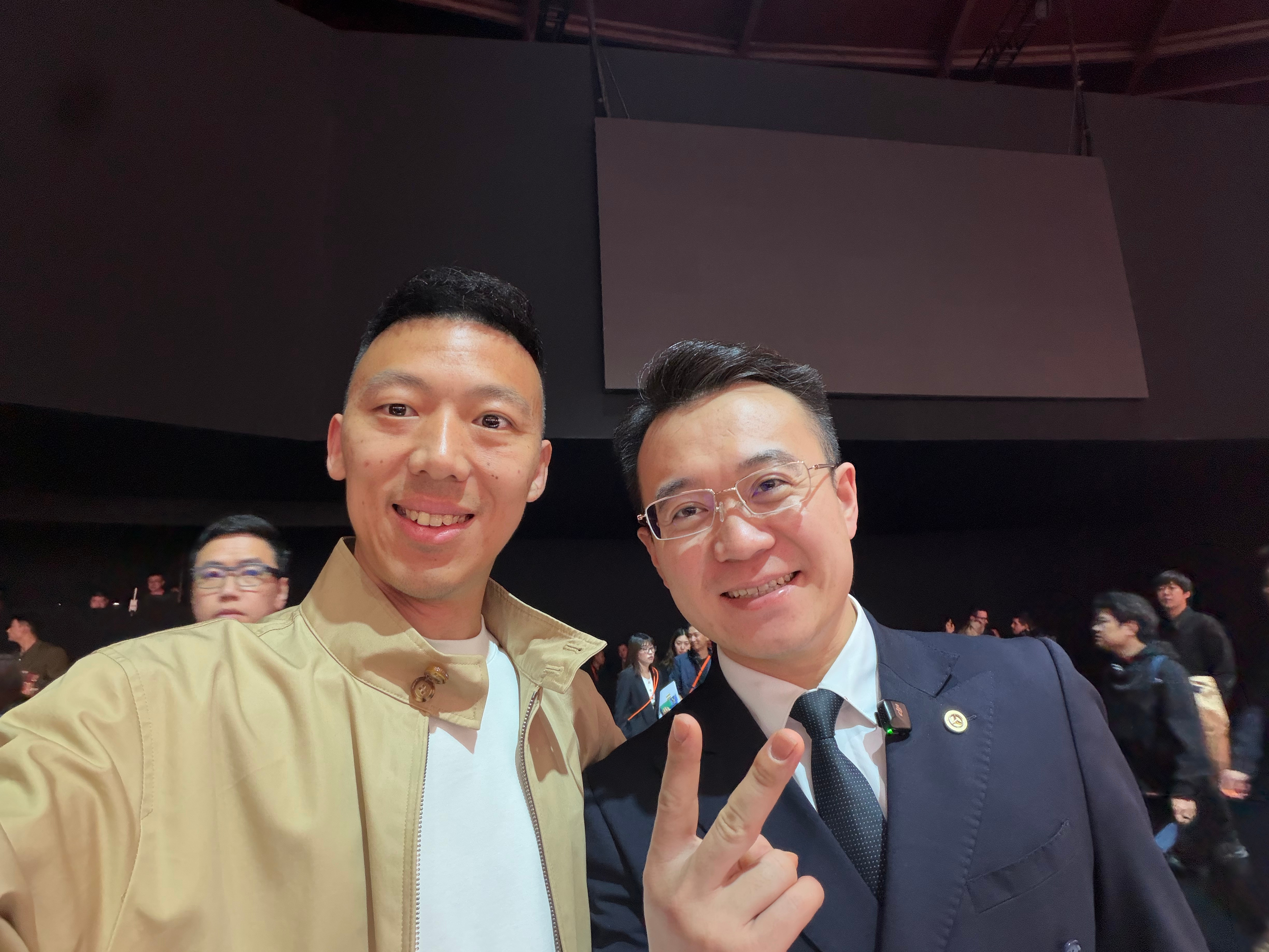 星光不问赶路人 岁月不负有心人 愿您在奔驰的岁月里 大步奔驰 何以奔驰！ 唯有 