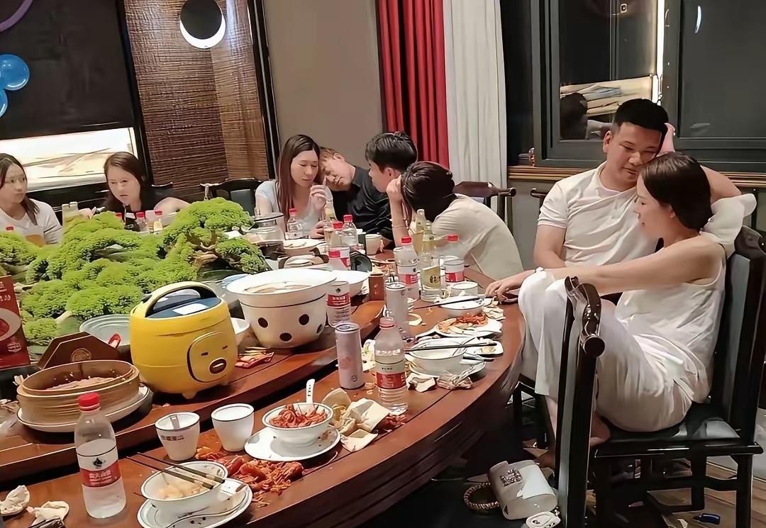 “同学聚会，拆散一对算一对”，难道这句话还有人不知道？婚内男女有说参加同学聚会的