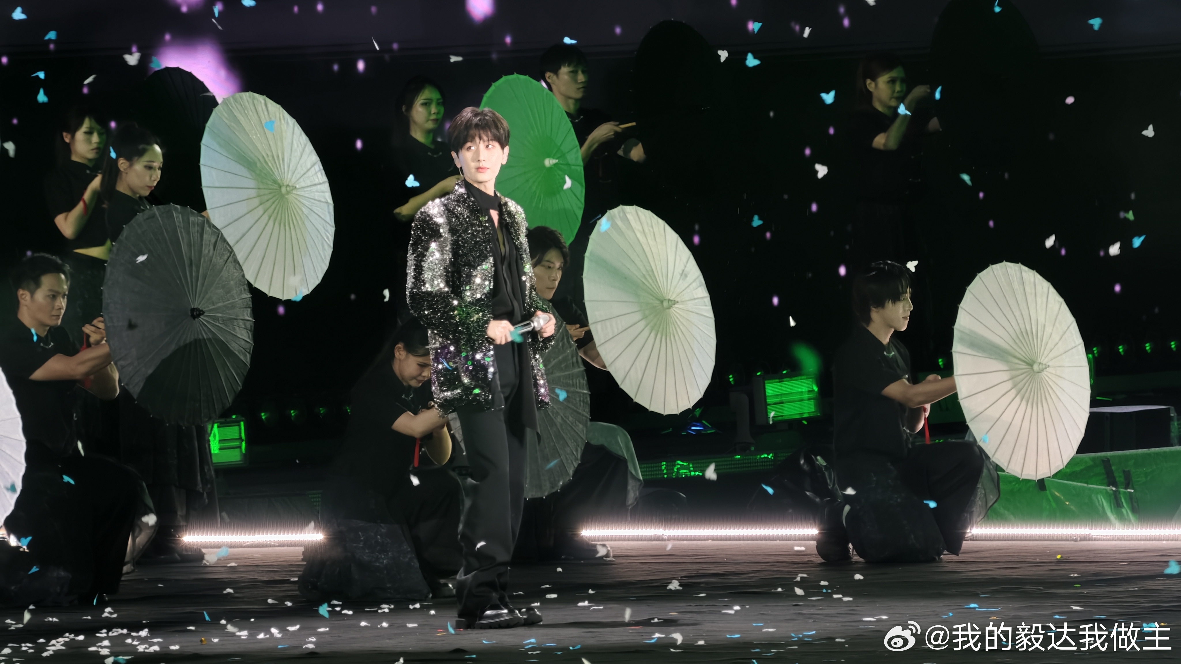 成毅六福珠宝全球代言人cy焕彩35载为爱盛放°愿你风再大也吹散不了你的笑容，  