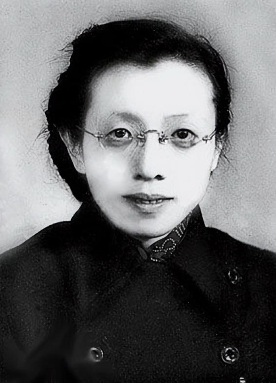 1949 年，南京解放后，一个阔太太穿着旗袍来到了 35 军军部，对门口的哨兵说
