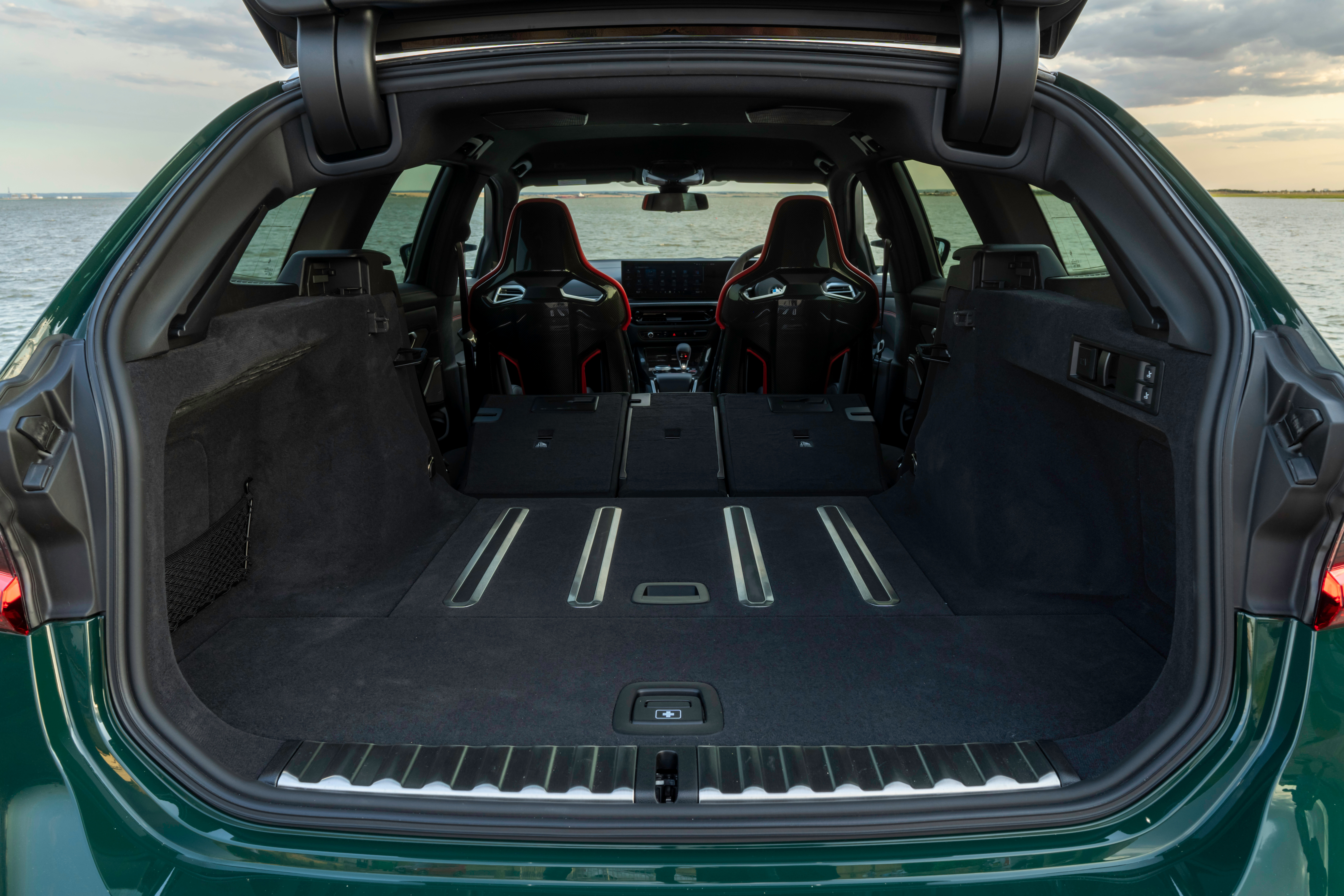 M3 Touring有个很酷的视角，如果选了桶椅的话，打开尾厢盖并翻到后排，可以