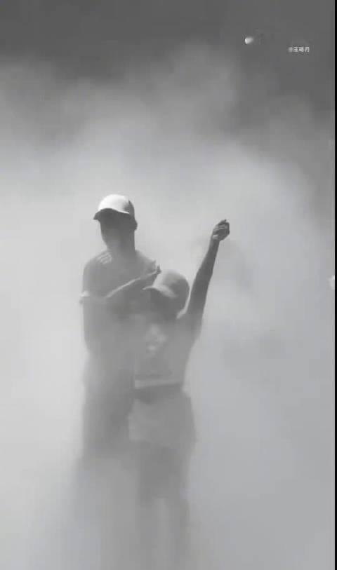 救命！王珞丹身上自带的氛围感谁看了不说绝～王珞丹往那一站就有电影感 巴黎看展记录