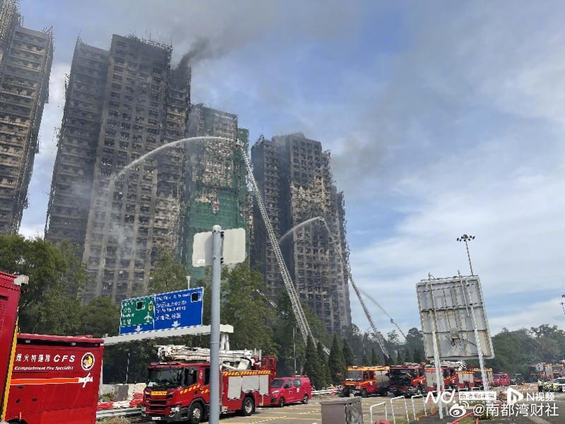 【#香港大埔火灾死亡人数增至65人#，消防员再救出一名生还者】#香港大埔火灾消防