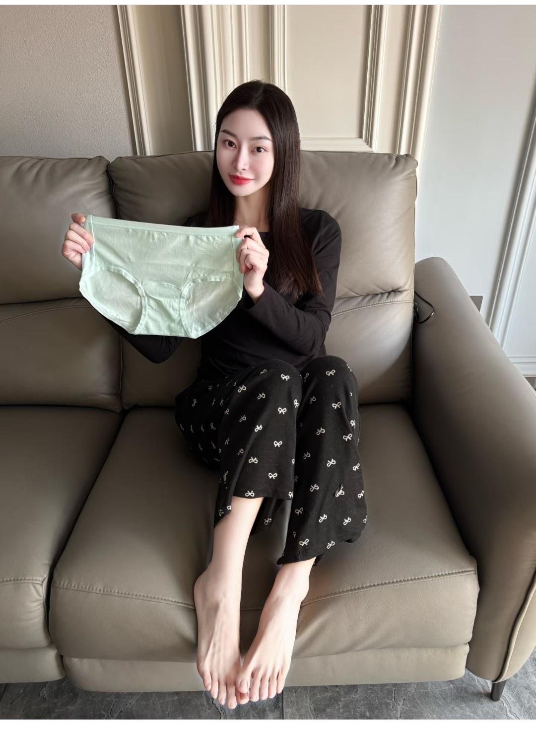 还是脚丫子抢镜。