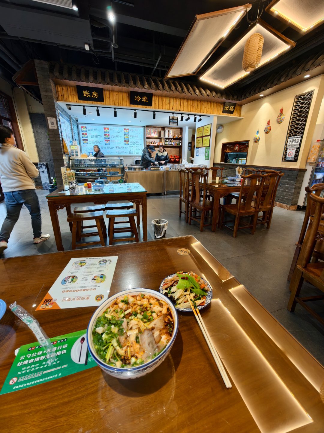 出川入陕的第一顿碳水在周莹的老家泾阳高家葫芦头泡馍来陕西不吃碳水等于没来蜘蛛的旅