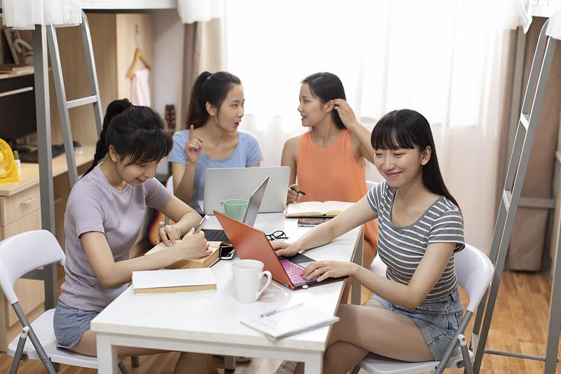 注意看！这位父亲刚下班回家，就收到了女儿的“求助”信息。
他每个月雷打不动给女儿